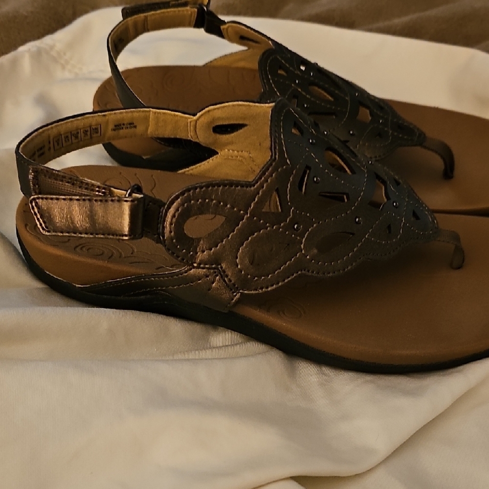 Rockport Brown Laser-Cut Leather Thong Sandals - Picture 2 of 3